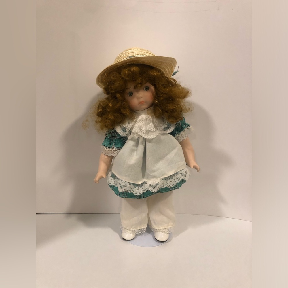 Vintage Heritage Mint collection porcelain Doll “Kelly” 1990 “Happy Memories”.